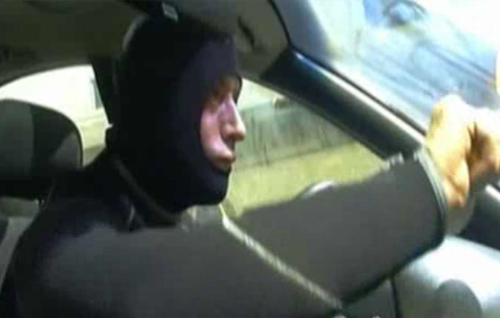 Kính chắn gió không phải là nơi để bạn đập vỡ bằng búa