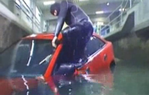 Đập vỡ kính cửa sổ bên ngay khi có thể và thoát ra