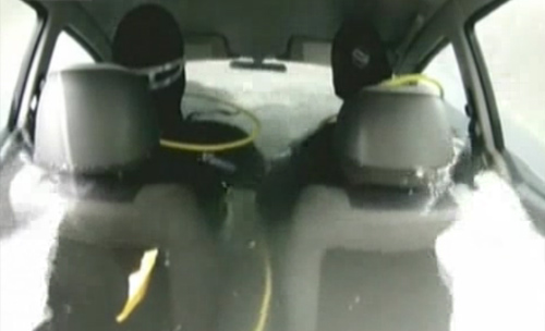 Khi mực nước bên trong xe và ngoài xe cao bằng nhau là thời điểm thích hợp để bạn mở của một cách chậm dãi