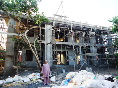 Thượng tọa Thích Giác Nghĩa bên công trình.