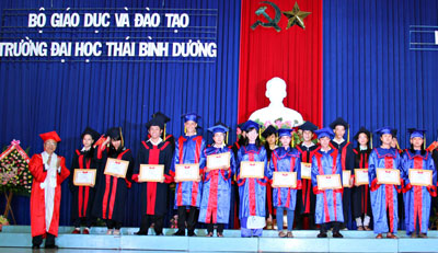 Trao bằng tốt nghiệp cho 426 học sinh, sinh viên