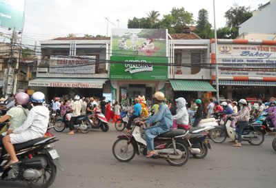 Hiếu kỳ gây ách tắc giao thông