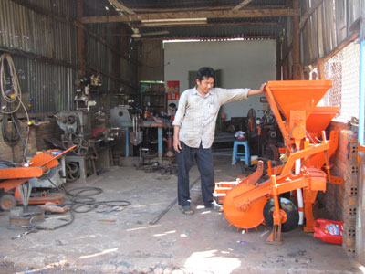 Anh Tuấn tiếp tục cải tiến giàn cày tại xưởng cơ khí của mình.