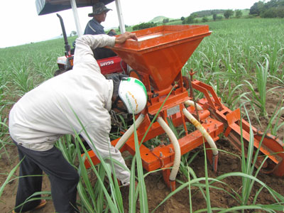 Giàn cày ngầm và bón phân có thể nối vào bất cứ đầu máy kéo nào.