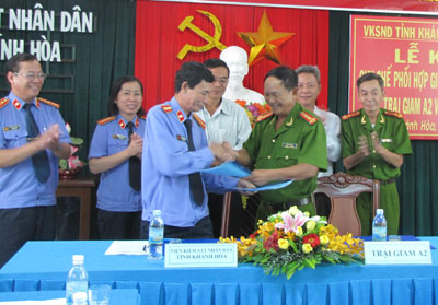 Lãnh đạo 2 đơn vị trao Quy chế phối hợp đã được ký kết.