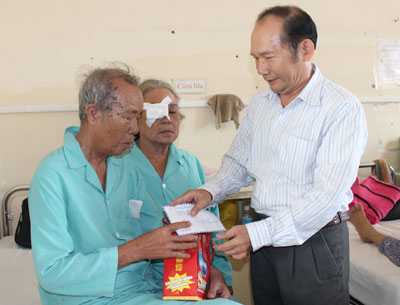 Ông Lê Xuân Hạnh thăm hỏi và tặng quà ông Nguyễn Khánh Ngọc (82 tuổi,ở huyện Cam Lâm).