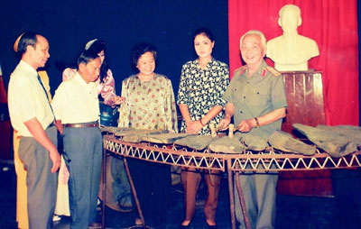 Đại tướng bên bộ đàn đá Khánh Sơn.