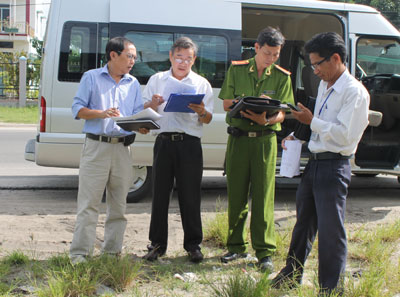 Các thành viên trong đoàn vất vả tìm địa chỉ các doanh nghiệp.