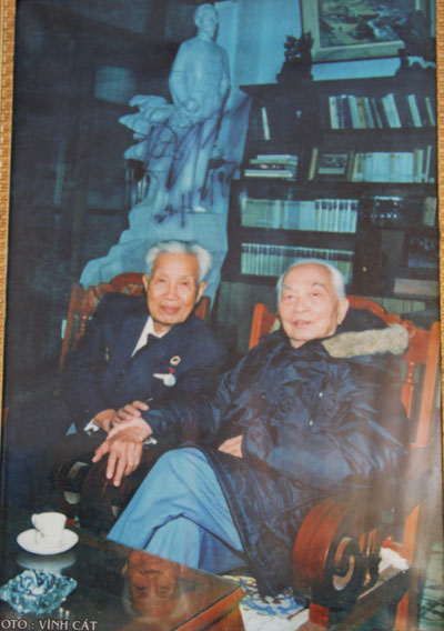 Bác sĩ Kiều Xuân Cư chụp ảnh lưu niệm với Đại tướng Võ Nguyên Giáp tại nhà riêng của Đại tướng.