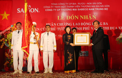 Nhận Huân chương Lao động hạng Ba