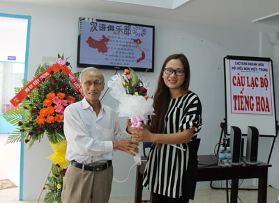 Tặng hoa cho đại diện câu lạc bộ