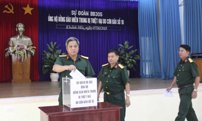 Chỉ huy Sư đoàn Bộ binh 305 quyên góp tiền giúp đồng bào bị thiệt hại do bão lụt.