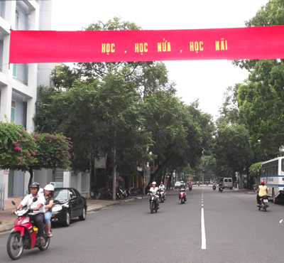 Băng rôn viết sai lỗi chính tả