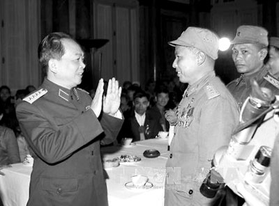 Đại tướng Võ Nguyên Giáp thân mật nói chuyện với Anh hùng lái máy bay Lâm Văn Lích, tại Đại hội anh hùng, chiến sĩ thi đua chống Mỹ cứu nước, được tổ chức tại Hà Nội, ngày 28-12-1966. Ảnh: TTXVN