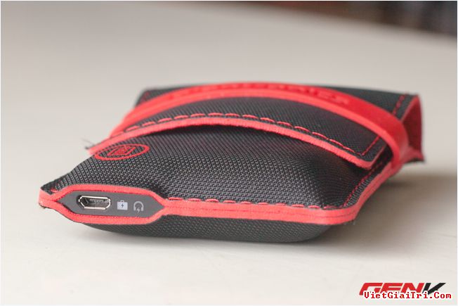 Cận cảnh phụ kiện mà Plantronics gọi là Portable Charging Case. Người dùng phải chi thêm 20 USD để sở hữu phụ kiện này