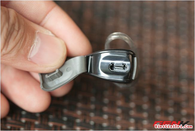 Mở nắp ra chúng ta có cổng sạc microUSB