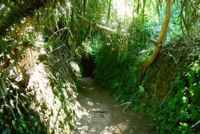 Thăm địa đạo trên vùng đất lửa