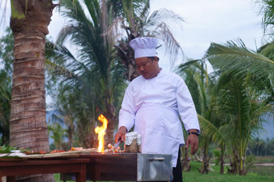 Thưởng thức tiệc nướng ngoài trời ở Làng Tre