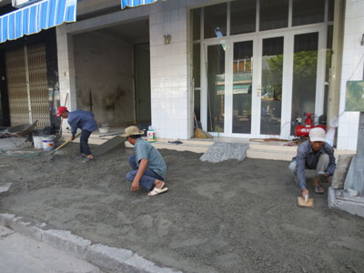 Qua thời gian sử dụng, nhiều đoạn vỉa hè tại TP. Nha Trang đã xuống cấp, gây mất mỹ quan đô thị. Gần đây, nhiều hộ dân có nhà ở mặt tiền đường phố đã đầu tư cải tạo, nâng cấp vỉa hè, góp phần tạo nên diện mạo khang trang cho đô thị.