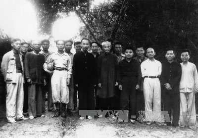  Năm 1948, ở tuổi 37, đồng chí Võ Nguyên Giáp được phong quân hàm Đại tướng và trở thành vị tướng đầu tiên của Quân đội nhân dân Việt Nam. Trong ảnh: Đại tướng Võ Nguyên Giáp (hàng đầu, thứ ba từ trái sang) bên cạnh Chủ tịch Hồ Chí Minh, sau lễ phong quân hàm Đại tướng tại Lục Rã, chân đèo Re, ngày 27-5-1948.