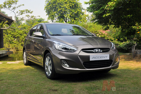 Hyundai Accent hatchback nhập khẩu nguyên chiếc, giá 569 triệu đồng.