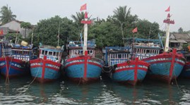 Miền Trung kêu gọi tàu thuyền tránh bão số 11