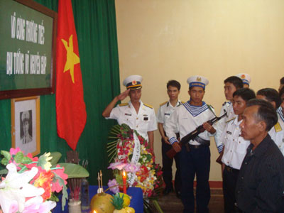 Nén tâm nhang tiễn biệt vị tướng của nhân dân