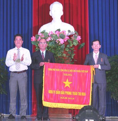 Thừa ủy quyền của Thủ tướng Chính phủ, đồng chí Lê Thanh Quang  trao cờ thi đua của Chính phủ cho Ủy ban Kiểm tra Tỉnh ủy.