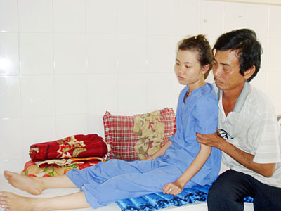 Nữ hộ sinh liệt hai chân cần sự giúp đỡ