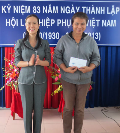 Tặng 18 sổ tiết kiệm cho cựu thanh niên xung phong có hoàn cảnh khó khăn