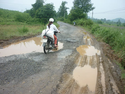 Tỉnh lộ 8 bị xuống cấp
