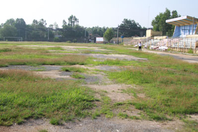 IMG_2694/ Sân vận động 16-7 đang dần xuống cấp.