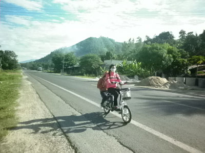 Đi xe đạp điện không đội mũ bảo hiểm trên quốc lộ