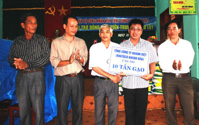 Hỗ trợ 40 tấn gạo cho nhân dân miền Trung bị bão lũ