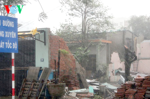 Miền Trung khắc phục hậu quả do bão lốc và mưa lũ