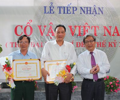 Tiếp nhận 100 cổ vật