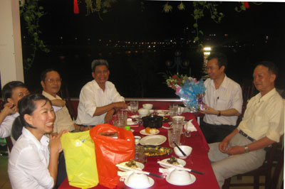 Vui vẻ bên bạn bè, ấm áp bên người thân