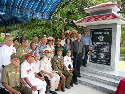 Các cựu binh tại lễ khánh thành bia.