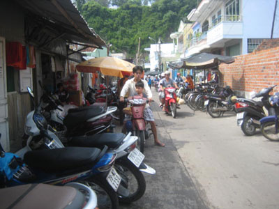 Cần chấn chỉnh tình trạng lấn chiếm vỉa hè lòng đường làm nơi buôn bán