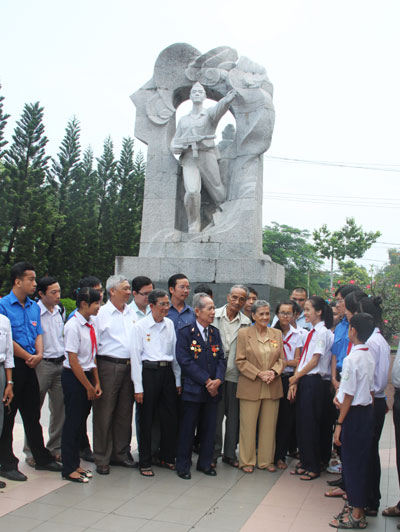 Các chiến sĩ 23-10 kể chuyện truyền thống cho thế hệ trẻ.