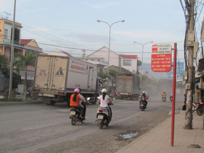 Đường nhếch nhác vì bị lấn chiếm