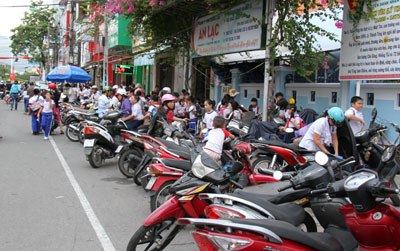 Nhiều giải pháp chống ùn tắc trước cổng trường
