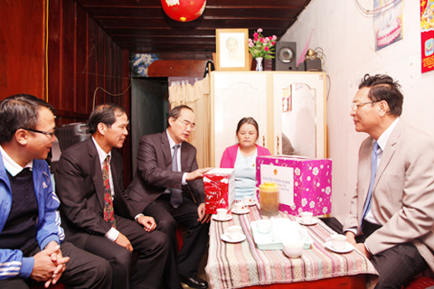 Đồng chí Nguyễn Thiện Nhân thăm, tặng quà cựu TNXP Đỗ Thị Ngưu, thương binh 3/4 tại Đà Lạt, Lâm Đồng, có hoàn cảnh đặc biệt khó khăn nhân dịp 27-7-2013. Ảnh VGP/Từ Lương