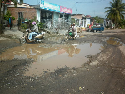 Sớm khắc phục đường hư hỏng