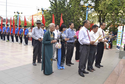 Dâng hương, đặt vòng hoa tại tượng đài Liệt sĩ Võ Văn Ký