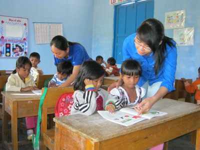 Đoàn viên thanh niên Trường Cao đẳng Sư phạm Nha Trang dạy học tình nguyện ở Khánh Sơn. Ảnh: MẠNH HÙNG