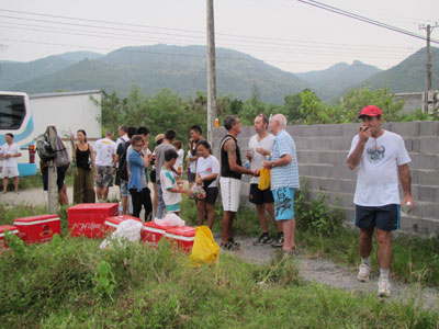 Các thành viên tham gia hành trình Hash house harriers.