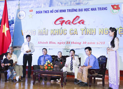 Tọa đàm giao lưu giữa Ban giám hiệu nhà trường, Tỉnh đoàn, các doanh nghiệp với đoàn viên, sinh viên. 