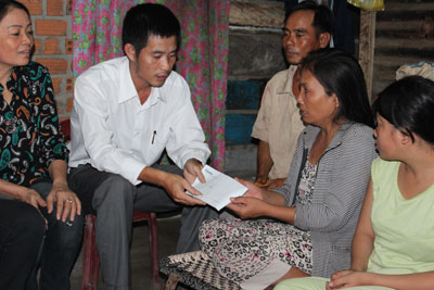 Một gia đình khốn khó trong bạo bệnh