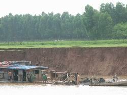 Gây hư hại công trình phòng, chống lụt, bão phạt đến 50 triệu đồng